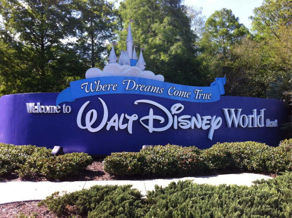 A sign that says " welcome to walt disney world ".
